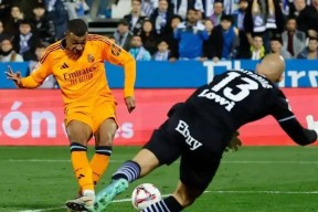 开云中国官网-包含皇家马德里今晨刷新队史纪录，志在社区盾名次提升，悬念犹存，轮换策略成焦点的词条